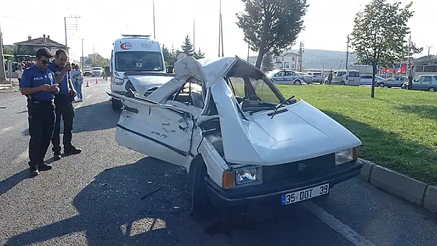 Kütahya'da otomobil ile işçi servisi çarpıştı: 1 ölü, 9 yaralı
