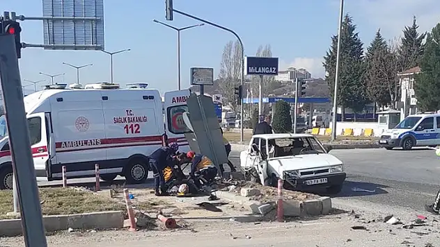 Kütahya'da otomobiller çarpıştığı kazada 3 ölü, 2 yaralı

