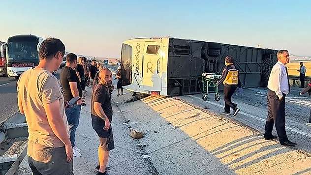 Kütahya'da yolcu otobüsü devrildi! 31 yaralı