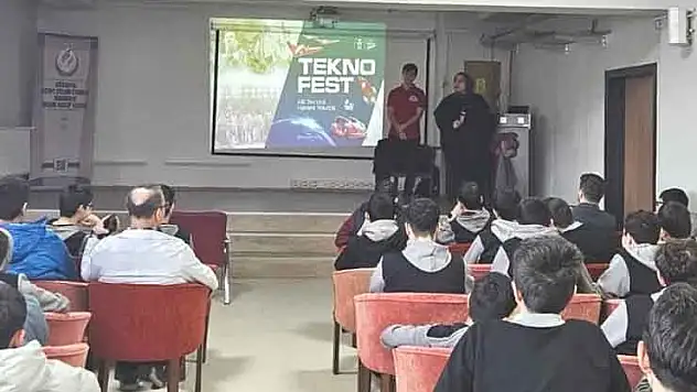 Kütahya Şehit Selim Cansız Anadolu İmam Hatip Lisesi'nde TEKNOFEST heyecanı