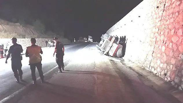 Kütahya'da asit yüklü tanker devrildi: 1 yaralı