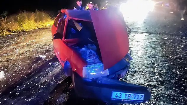 Kütahya'da iki otomobil kafa kafaya çarpıştı: 1 ölü, 1 yaralı
