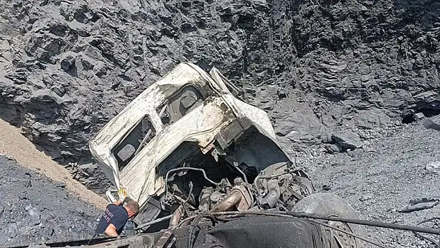 Kütahya'da uçuruma yuvarlanan hafriyat kamyonunun sürücü hayatını kaybetti