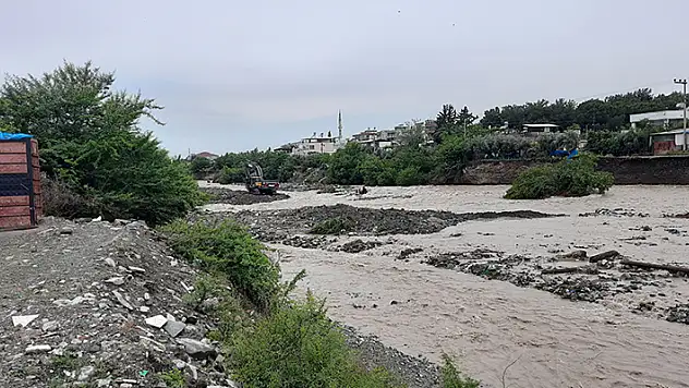 Kuvvetli yağışın etkili olduğu Hatay'da sel yolu ikiye böldü
