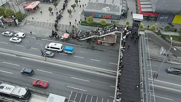 Kuyruk üst geçide uzandı! AVM'lerde 'Şahane Cuma' yoğunluğu