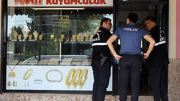 Kuyumcudan 750 bin liralık bilezik çalıp kaçtı