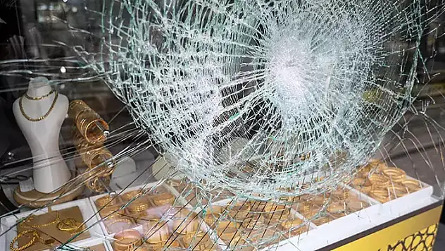 Kuyumcudan milyonluk vurgun yapacaktı! Cama takıldı
