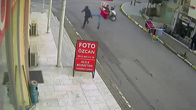 Kuyumcuya sahte altın veren şahsa motokuryeden uçan tekme kamerada