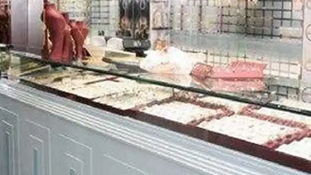 Kuyumcuyu soymak isterken polise yakalandı