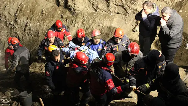 Kuyuya düşen baba-oğuldan acı haber: Cansız bedenler 20 metre derinlikten 10 saat sonra çıkarıldı
