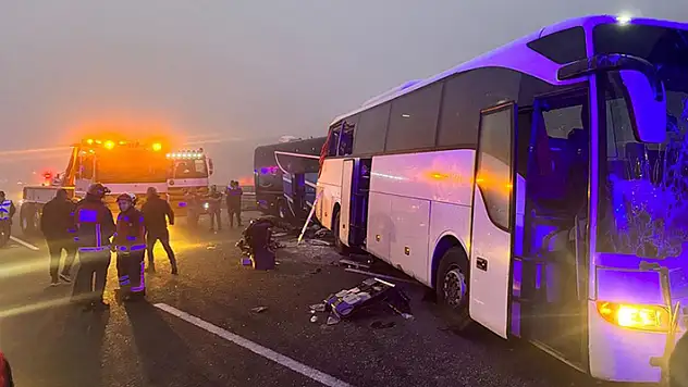 Kuzey Marmara Otoyolu'nda 7 aracın karıştığı zincirleme kazada 11 kişi öldü, 57 kişi yaralandı
