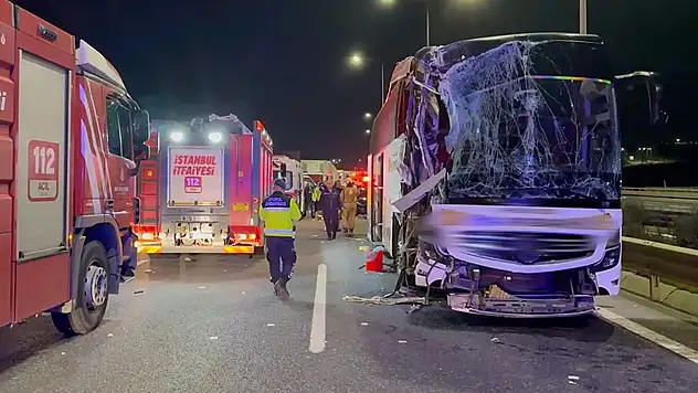 Kuzey Marmara Otoyolu'nda tır ile yolcu otobüsü çarpıştı, 10 kişi yaralandı