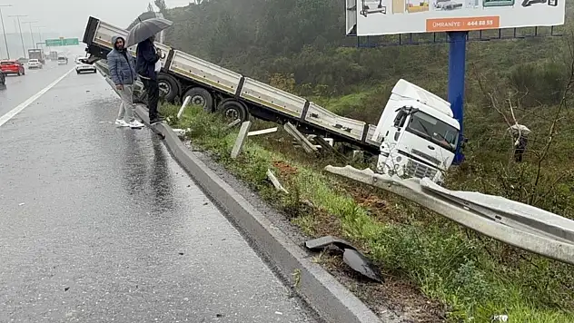 Kuzey Marmara Otoyolu'nda şarampole devrilen tırın sürücüsü yaralandı