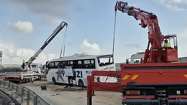 Kuzey Marmara Otoyolu'nda yolcu otobüsü bariyerlere çarptı: 3 ölü, 20 yaralı