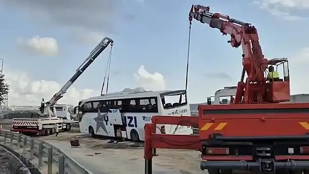 Kuzey Marmara Otoyolu'nda yolcu otobüsü bariyerlere çarptı, 3 kişi hayatını kaybetti, 20 kişi yaralandı