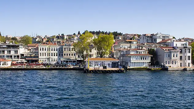 Kuzguncuk'ta Boğaz'a cepheli apartmanın 1/4 hissesi satışa çıktı

