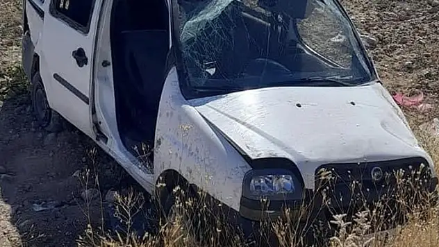 Kayseri'de hafif ticari araç şarampole devrildi: 1 ölü, 2 yaralı
