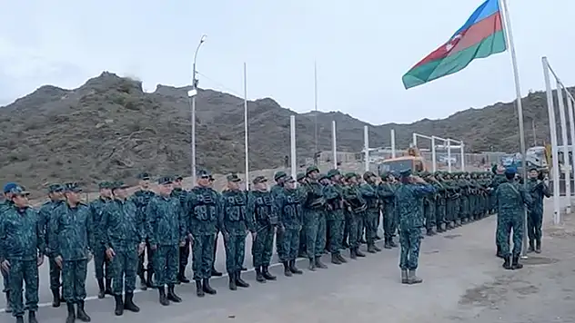 Laçın Koridoru'nun başlangıcındaki sınır kontrol noktasına Azerbaycan bayrağı dikildi

