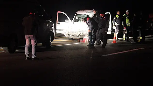 Lastiği patlayan aracı için yardım isterken kamyonet çarpınca öldü