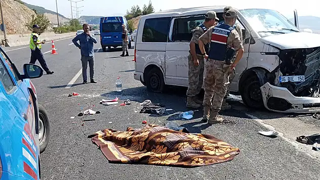 Lastiği patlayan minibüs, bariyerlere çarpıp takla attı: 1 ölü, 8 yaralı
