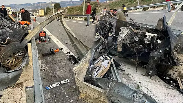 Lastiği patlayan otomobil bariyerlere çarptı! Ölü ve yaralılar var

