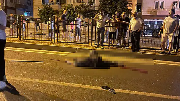 Lastiği patlayan otomobil bariyerlere çaptı: 1 ölü, 2 yaralı
