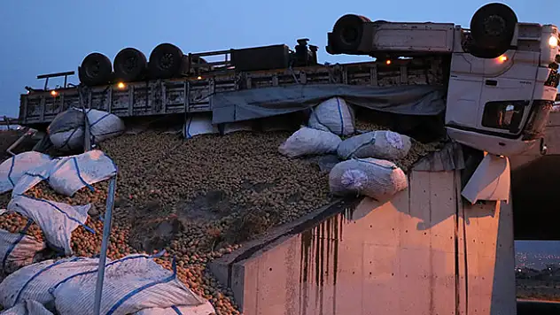 Lastiği patlayan patates yüklü tır köprüde asılı kaldı