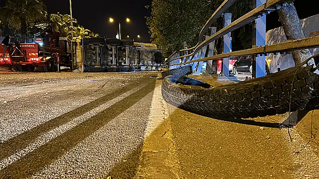 Lastiği patlayan tır devrildi, yol 3 saat ulaşıma kapandı: 1 yaralı
