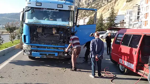 Lastiği patlayan tır karşı şeride geçti! Isparta - Konya yolu, geçici olarak ulaşıma kapandı
