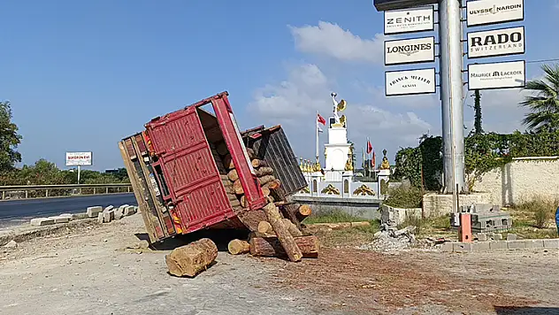 Lastiği patlayan tomruk yüklü kamyon devrildi, sürücü kazayı burnu bile kanamadan atlattı