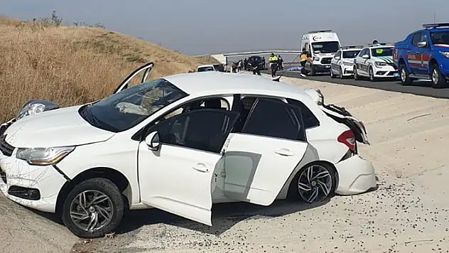 Lastik değiştirenlere otomobil çarptı: 2 ölü

