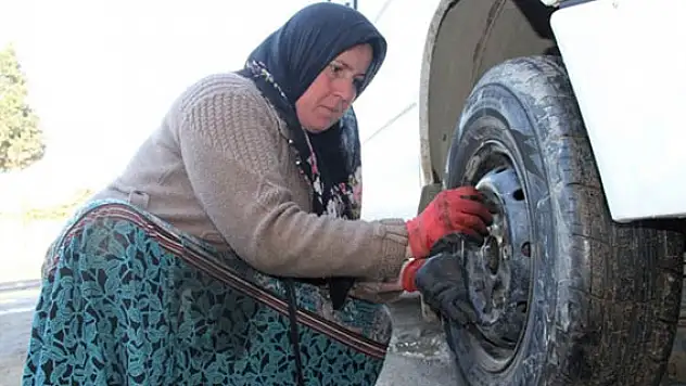 Lastik tamircisi 3 çocuk annesi kadın görenleri şaşırtıyor