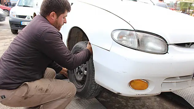 Lastikçilerde 'Kış Lastiği' Mesaisi