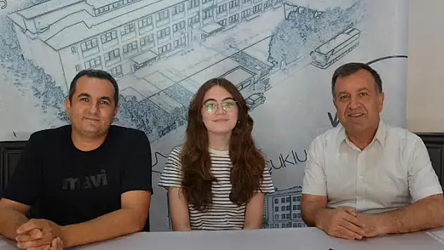 LGS' de, Yöntem Öğrencisi Zeynep Ela Baş Türkiye birincilerinden oldu

