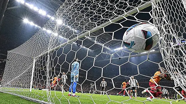Lider Galatasaray, derbiyi kazandı, namağlup ünvanını sürdürdü
