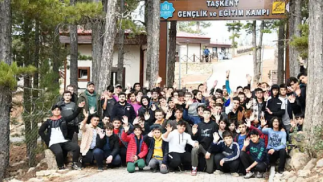 Lise Medeniyet Akademisi gençleri Taşkent kampında
