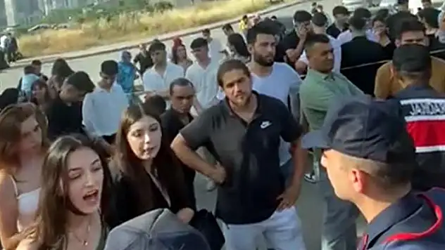 Lise mezuniyetinde bazı kız öğrenciler, 'uygunsuz kıyafet' gerekçesiyle törene alınmadı
