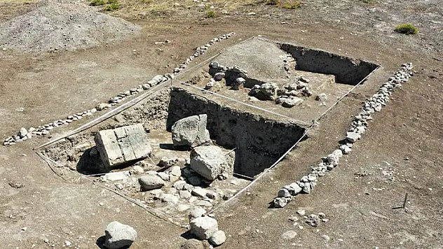 Konya'da lise öğrencileri yaz tatilini arkeoloji kazısında geçiriyor