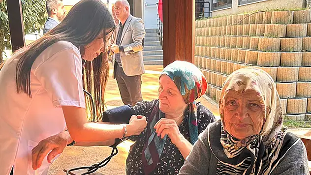 Lise öğrencilerinden huzurevi sakinlerine sağlık taraması