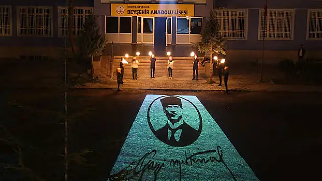 Lise öğrencilerinden saygı nöbeti