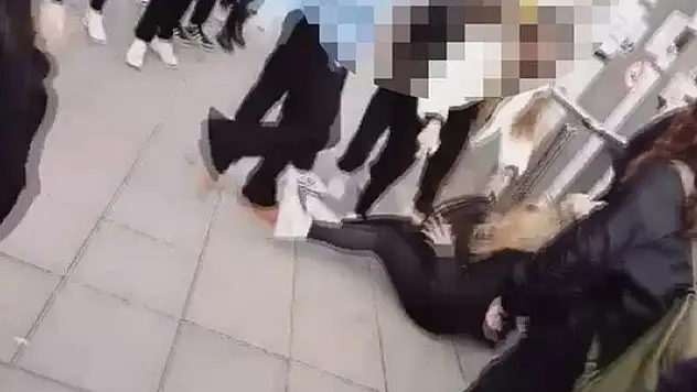Lisede akran zorbalığı: Öğrenciyi dövüp kayıt altına aldılar
