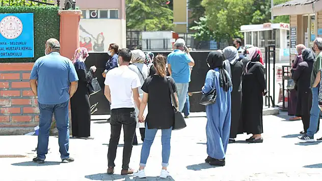 Liselere Geçiş Sistemi (LGS) sınavı sona erdi! Konya'da öğrencilerin sınav heyecanı
