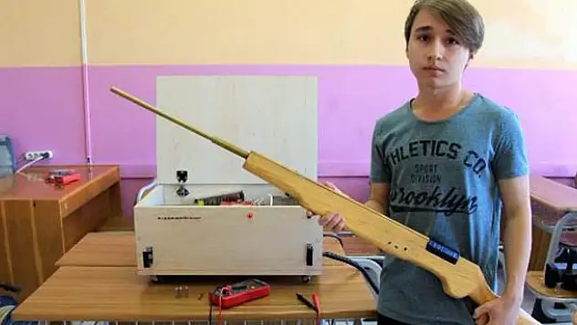 Liseli genç 'elektromanyetik silah' tasarladı