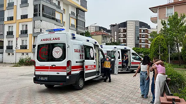 Liseli kızların sosyal medya kavgasını ayırmak için araya giren 2 kız bıçaklandı