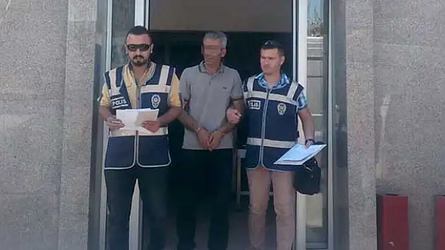 Liseli öğrencilerin etek altı resmini çeken öğretmen suç üstü yakalandı