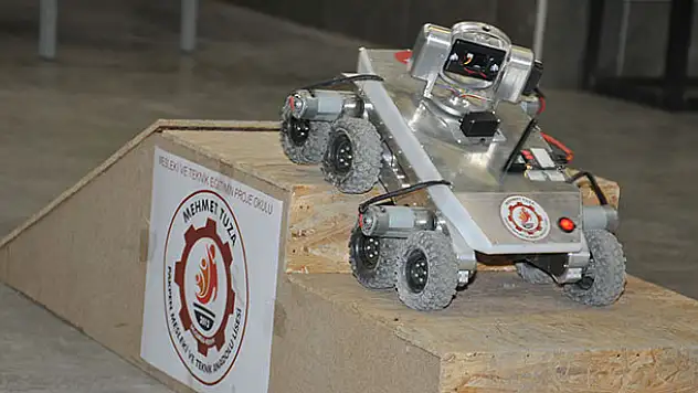 Liseliler asker için Porsuk robotu yaptı