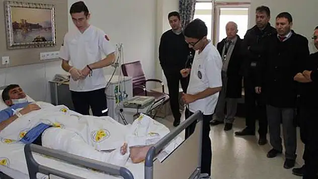Liseliler öğretmeni hastanelik etti