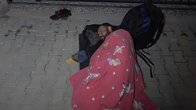 Lojman isteyen memur, sokağa yatak yorgan attı
