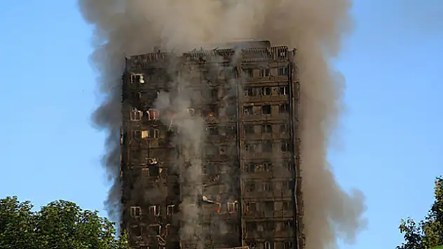 Londra'da 24 katlı binada yangın