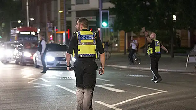 Londra'da bir minibüs kalabalığa daldı : 6 ölü, 20 yaralı